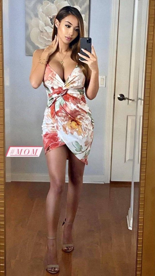 Girls In Tight Dresses (47 pics)