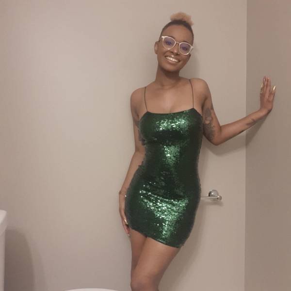 Girls In Tight Dresses (47 pics)