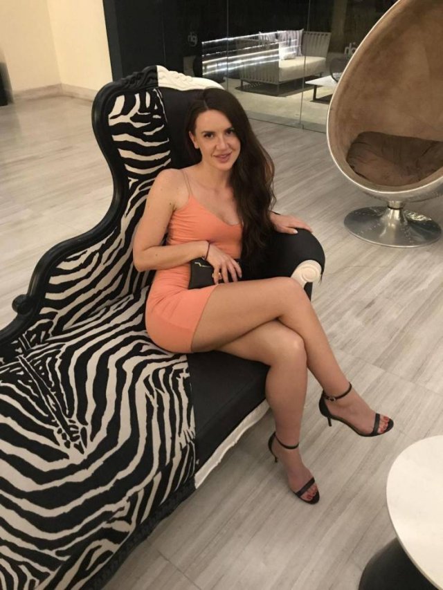 Girls In Tight Dresses (47 pics)