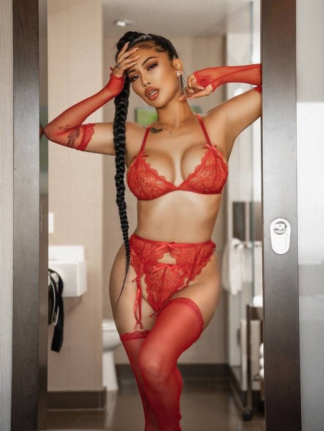 Girls In Lingerie (48 pics)