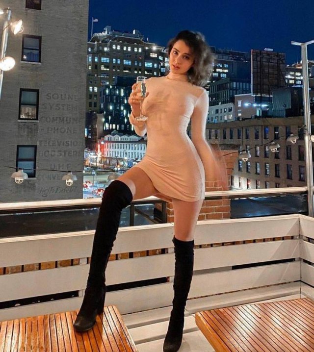Girls In Tight Dresses (47 pics)