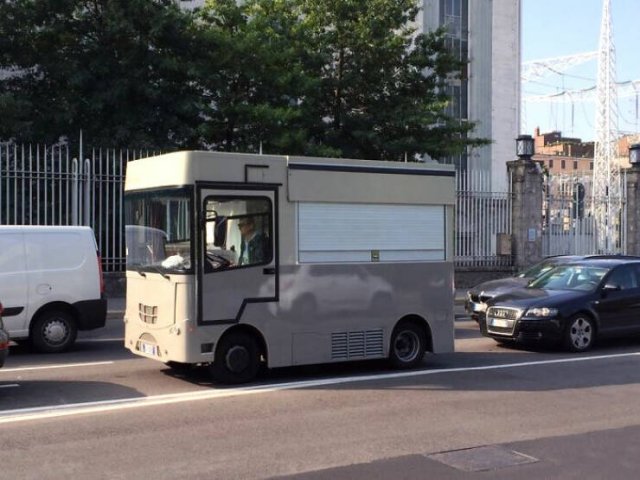 Unexpected Finds On The Road (25 pics)