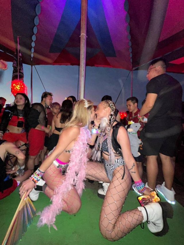 Music Festival Girls (34 pics)