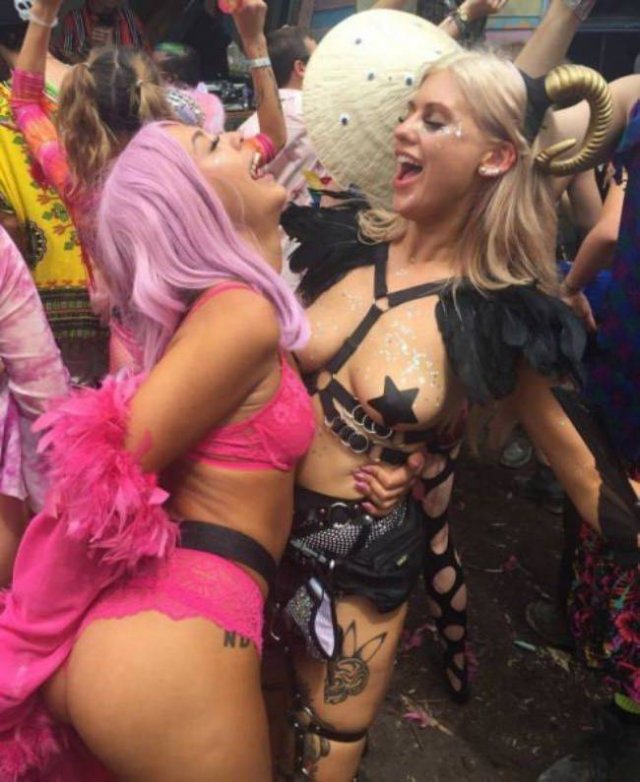 Girls Having Fun (64 pics)