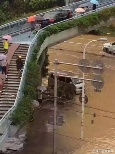 Odd Situations On The Road (32 pics)