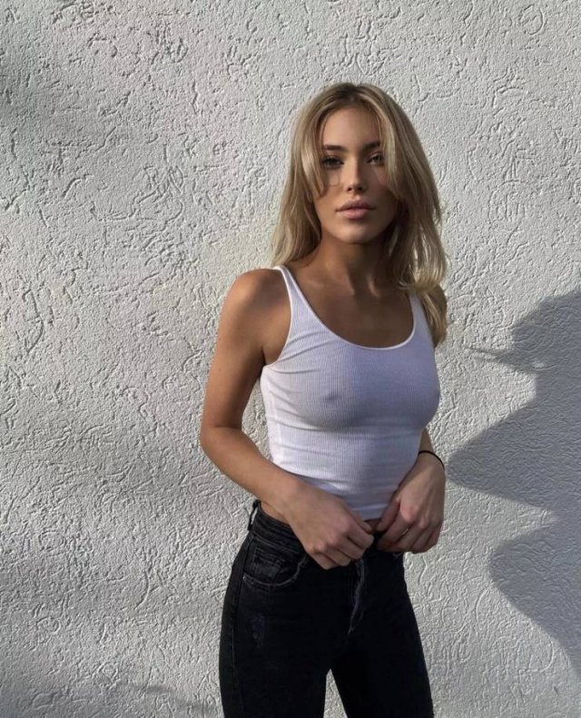 Braless Girls (47 pics)