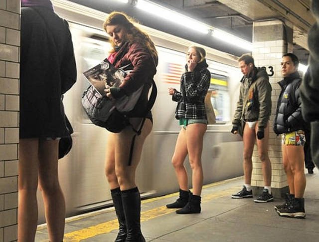Odd People In The NYC Subway (25 pics)