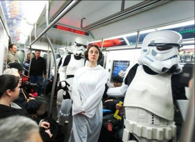 Odd People In The NYC Subway (25 pics)