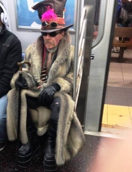Odd People In The NYC Subway (25 pics)