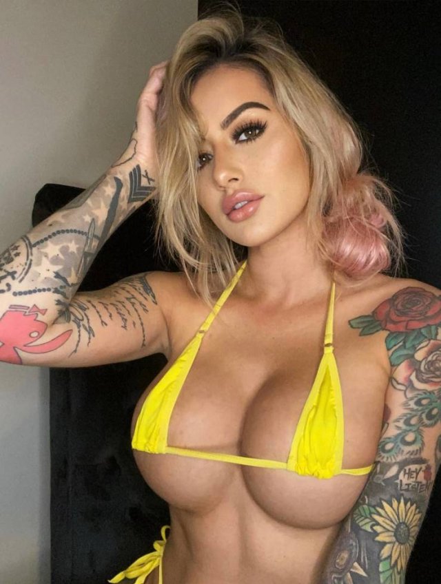 Busty Girls (49 pics)