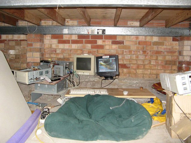 Terrible Computer Places (25 pics)