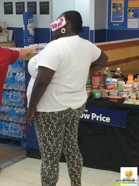 Strange People In Shops (39 pics)