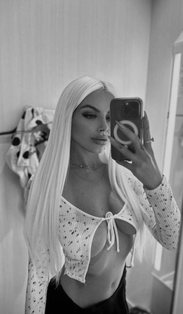 Busty Girls (61 pics)
