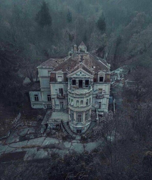 Beautiful Abandoned Places (25 pics)