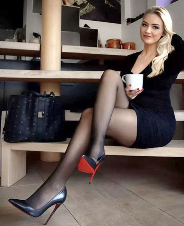 Girls With Beautiful Legs (36 pics)