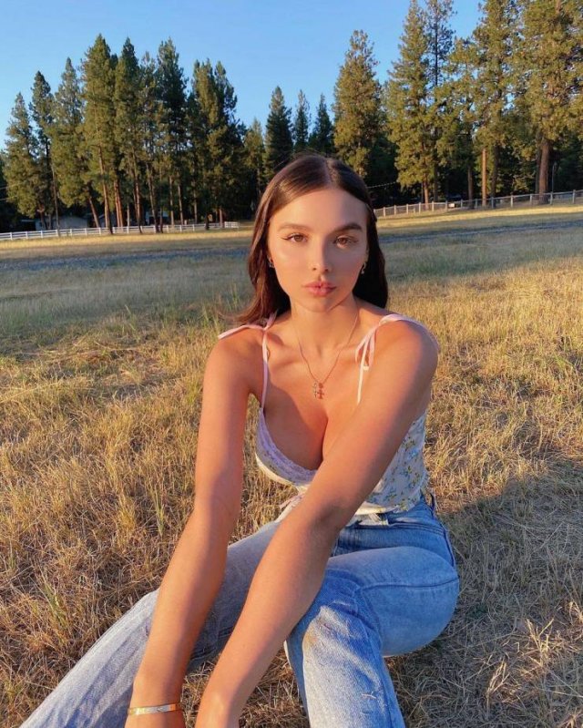 Busty Girls (51 pics)