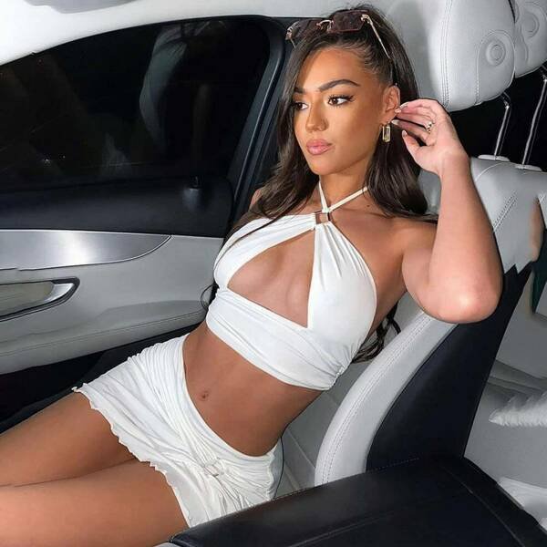 Girls And Cars (32 pics)