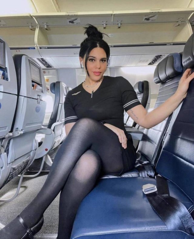 Hot Flight Attendants (32 pics)