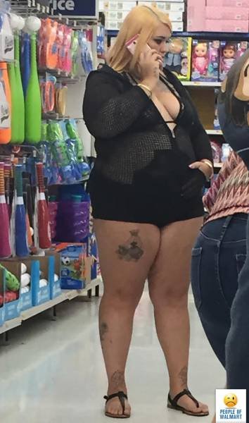 Strange People In Stores (43 pics)