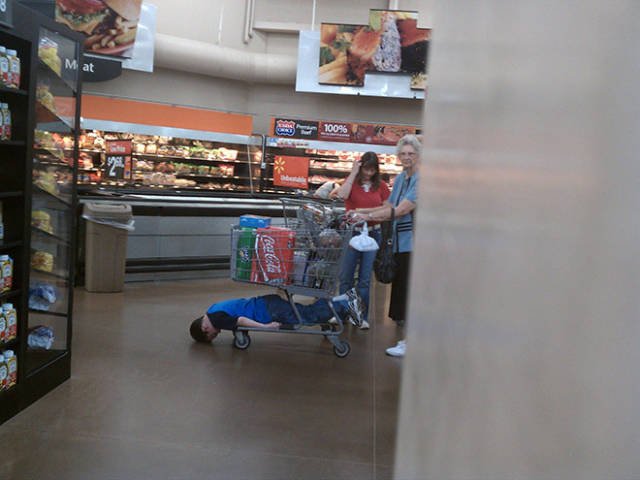 Strange People In Stores (43 pics)