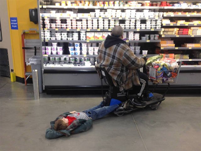 Strange People In Stores (43 pics)