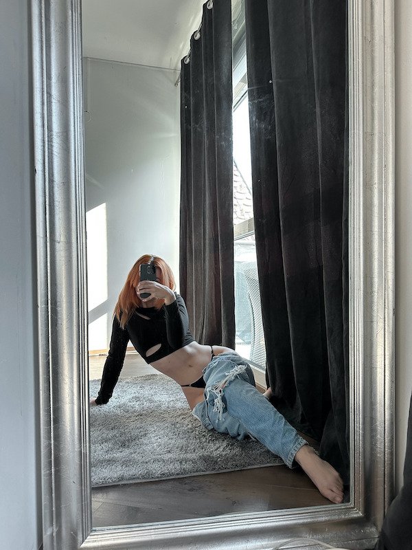 Selfie Girls (33 pics)