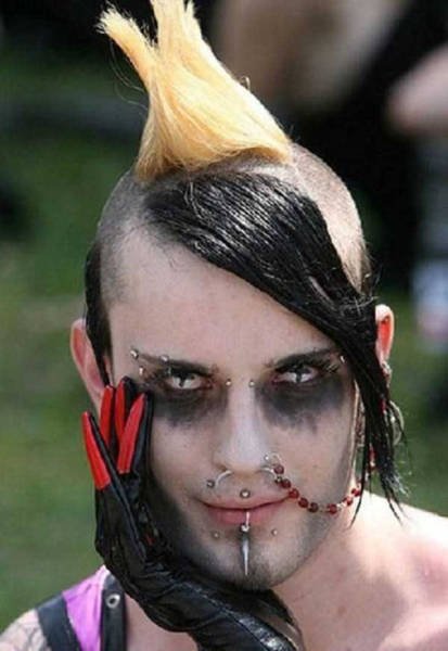 What Is Going On Here? (23 pics)
