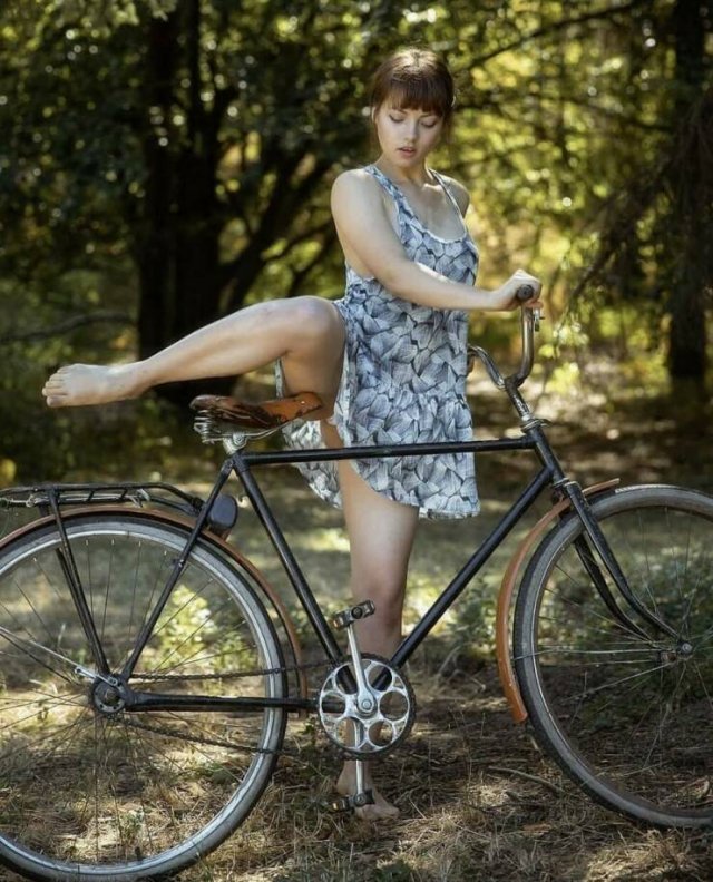 Girls On Bicycles (48 pics)