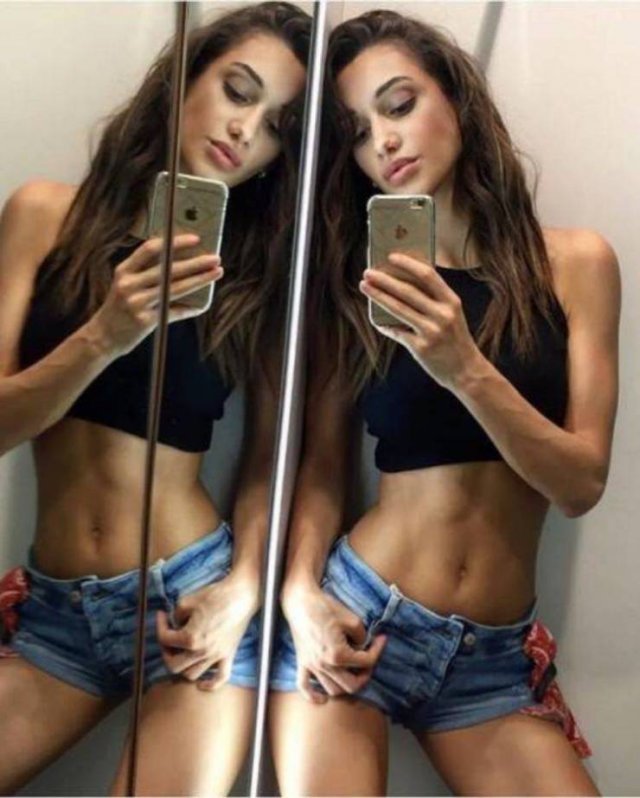 Girls In Shorts (60 pics)