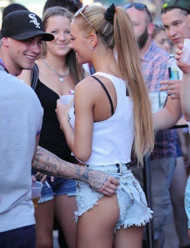Girls In Shorts (60 pics)