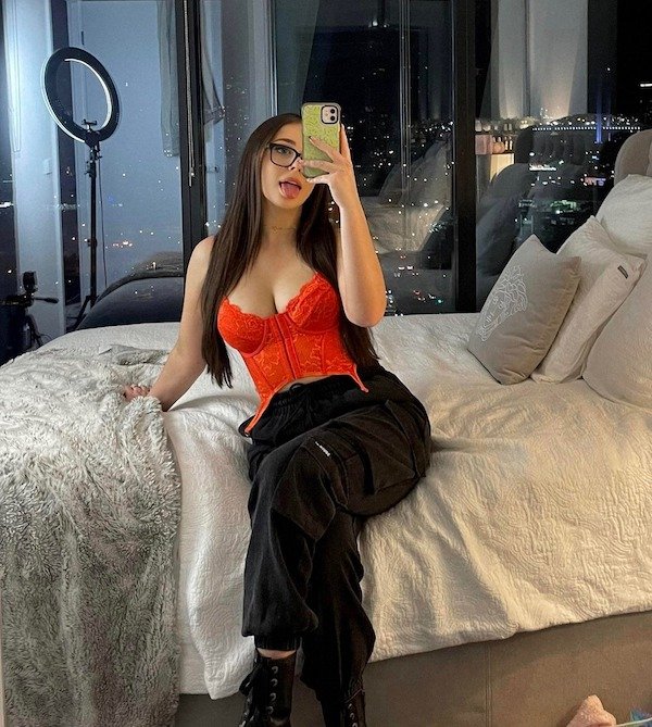 Selfie Girls (34 pics)