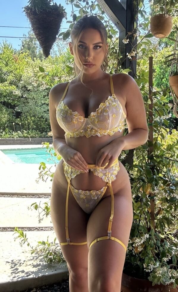 Girls In Lingerie (49 pics)
