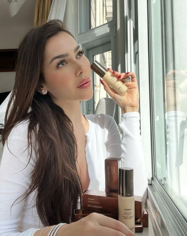 Beauty Brunettes (27 pics)