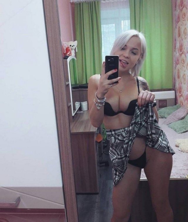 Busty Girls (47 pics)