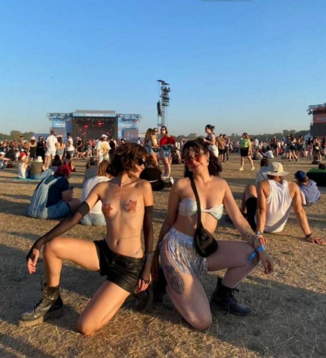 Girls At Music Festivals (41 pics)