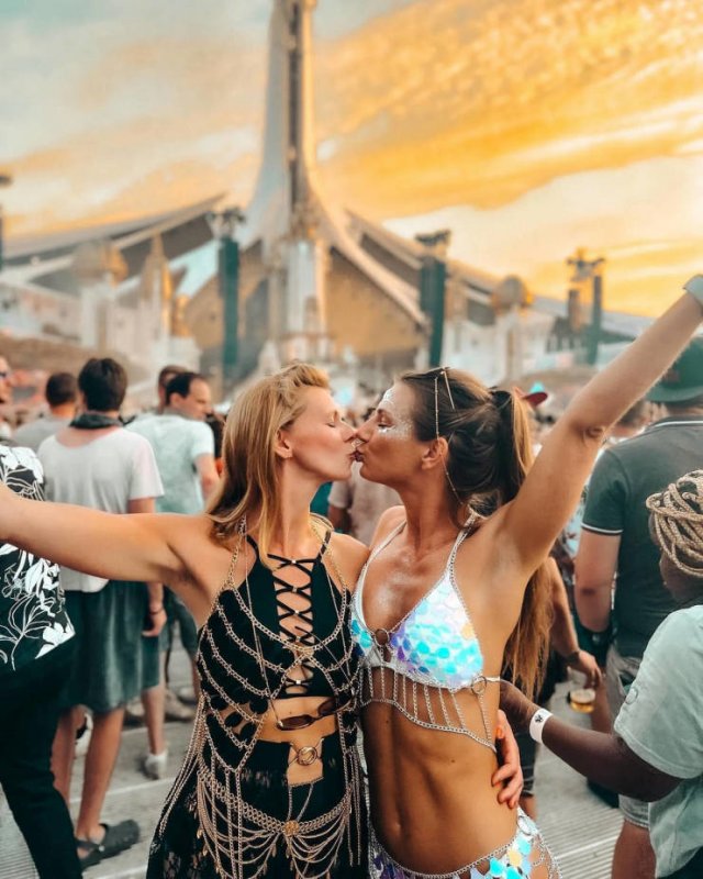 Girls At Music Festivals (41 pics)