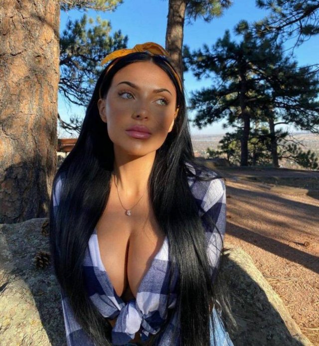 Busty Girls (42 pics)