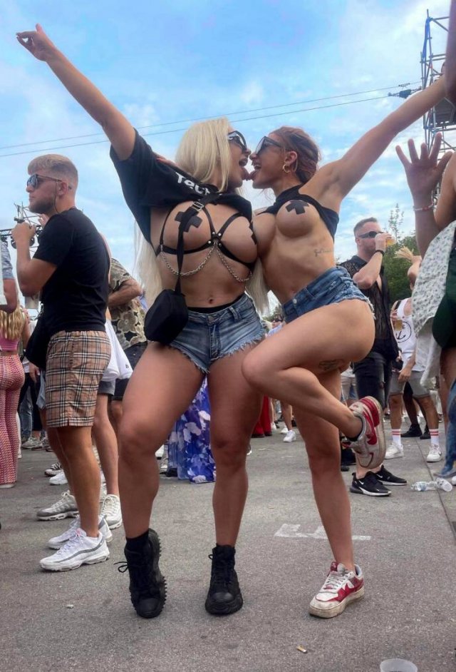 Girls At Music Festivals (41 pics)