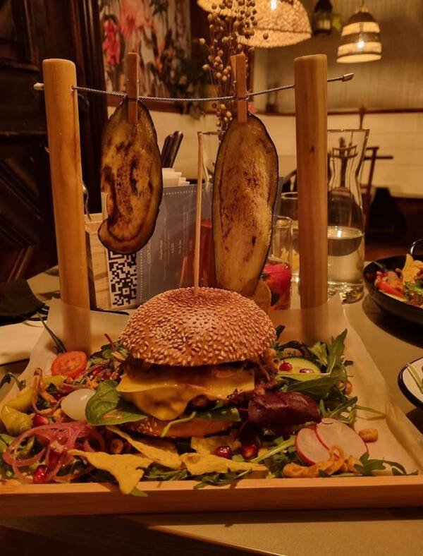 Weird Food Serving (21 pics)
