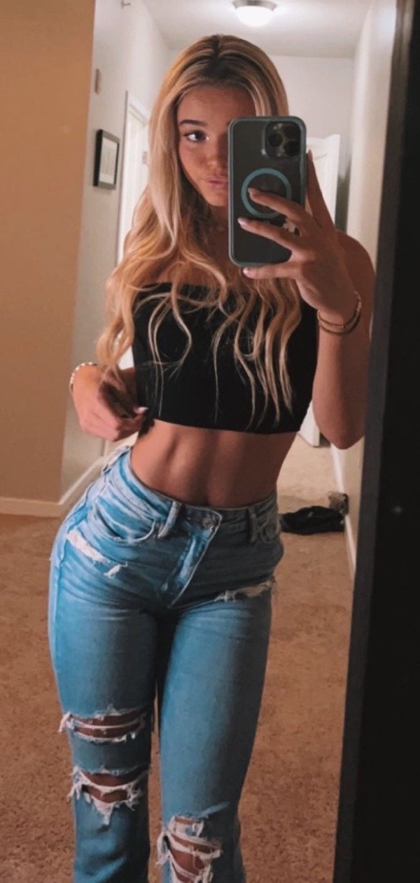 Selfie Girls (34 pics)