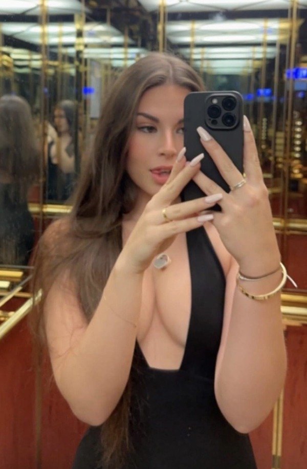 Selfie Girls (34 pics)