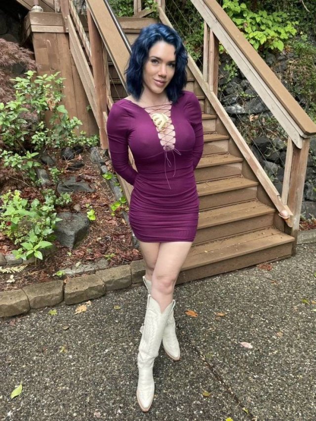 Busty Girls (48 pics)