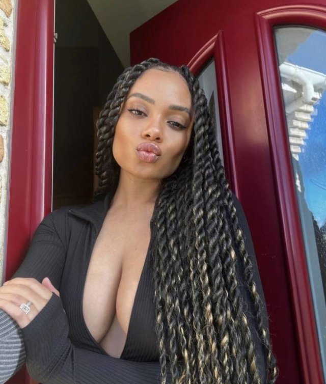 Busty Girls (48 pics)
