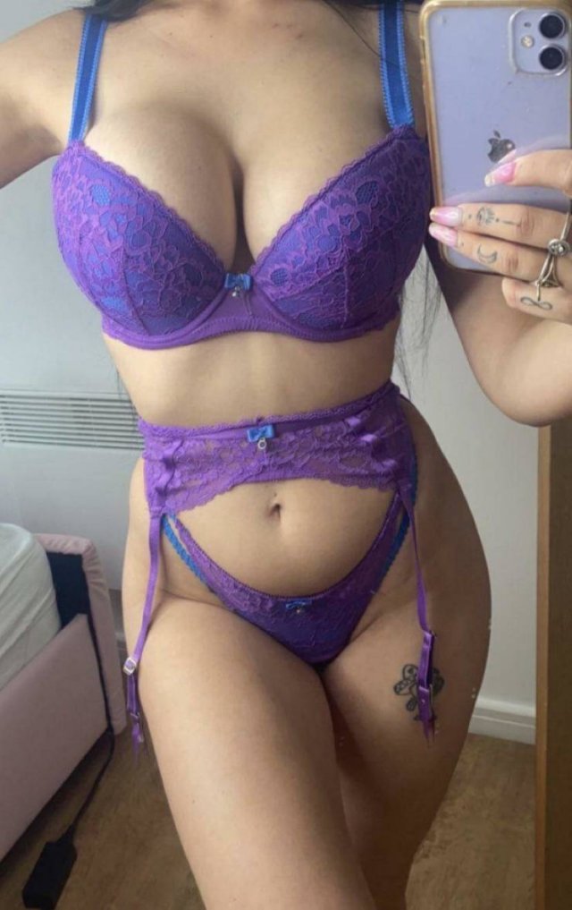 Busty Girls (48 pics)