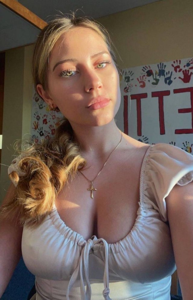 Braless Girls (43 pics)