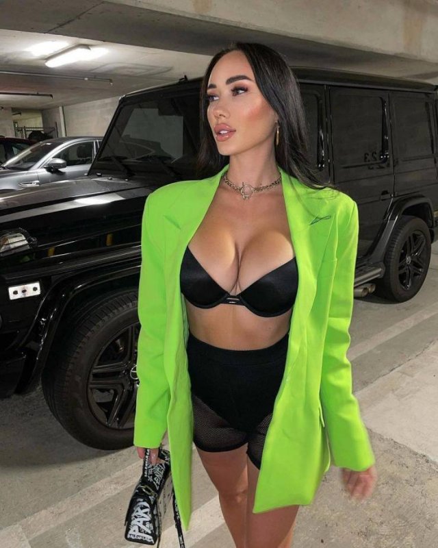 Busty Girls (45 pics)