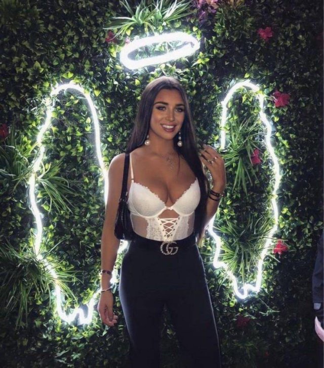 Busty Girls (45 pics)