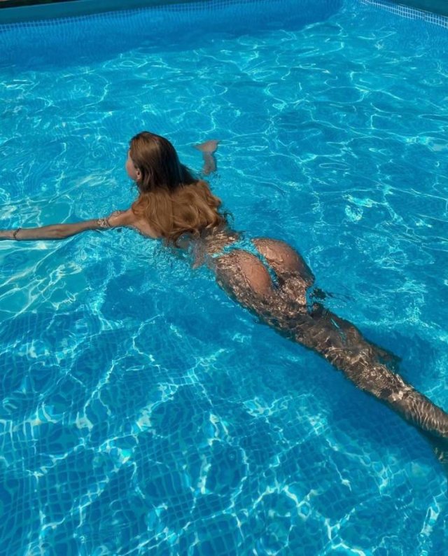 Rear View (51 pics)