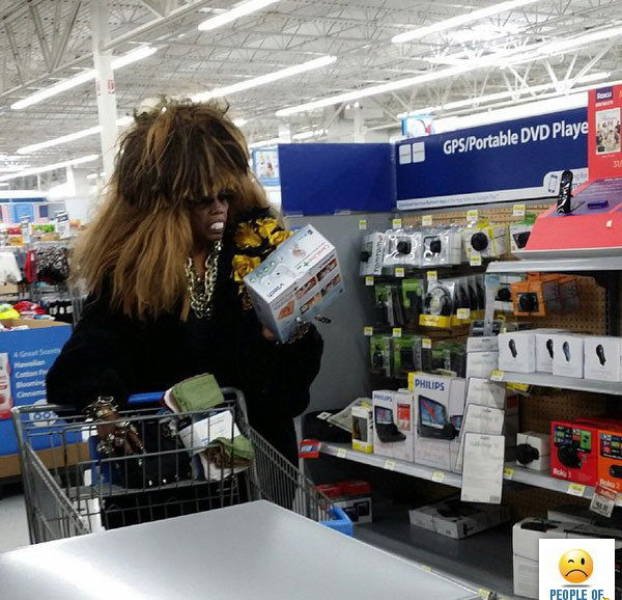 Weird People In Stores (57 pics)