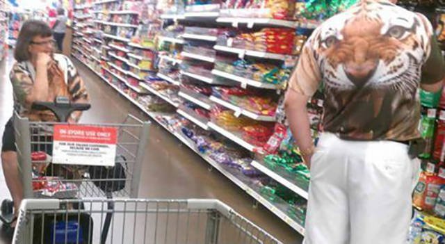 Weird People In Stores (57 pics)